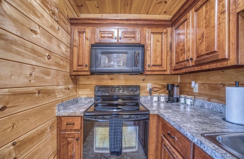 Talking Rock House | 2MstrSuites~Pickleball~Golf~Hottub~Firepit~Gameroom~pooltable~Views~Sleeps 16