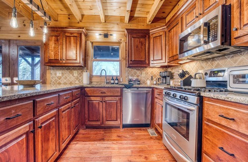 Talking Rock House | 2MstrSuites~Pickleball~Golf~Hottub~Firepit~Gameroom~pooltable~Views~Sleeps 16