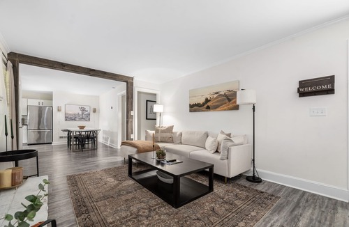 Olde Providence North House | 3,700 sqft-Cozy/Private Villa style Ranch in SouthPark-King en Suite-Winter Rdy!