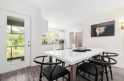 Olde Providence North House | 3,700 sqft-Cozy/Private Villa style Ranch in SouthPark-King en Suite-Winter Rdy!