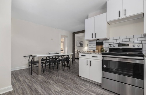 Olde Providence North House | 3,700 sqft-Cozy/Private Villa style Ranch in SouthPark-King en Suite-Winter Rdy!