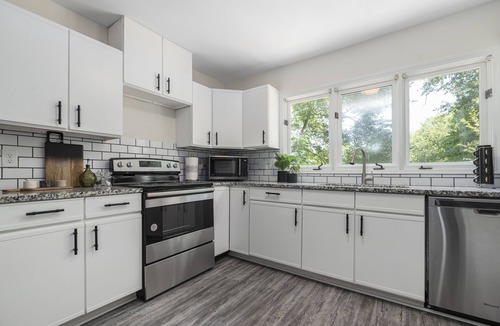 Olde Providence North House | 3,700 sqft-Cozy/Private Villa style Ranch in SouthPark-King en Suite-Winter Rdy!
