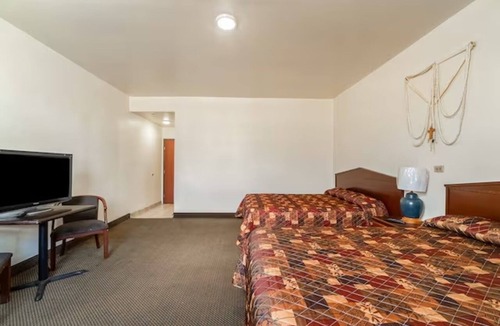 Brownsville Hotel | 3 Accommodations for Group Stays | Near Market Square Research Center