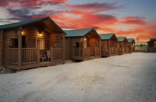 St. Charles Cabin | #3 Bear Lake cabin, Newly Remodeled! AC! New Beds! Sleeps 4