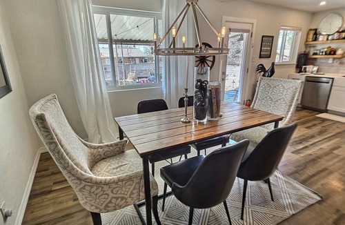 Albuquerque House | 3 Bed/2 Bath home sleeps 6! Near Nob Hill, UNM, Uptown Shopping & Dining + More!