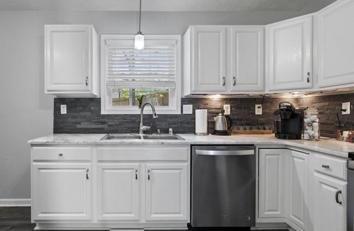 Paducah House | 3 Bed/2 Bath Modern 1400 sq ft Home in Quiet Paducah Neighborhood near winery.