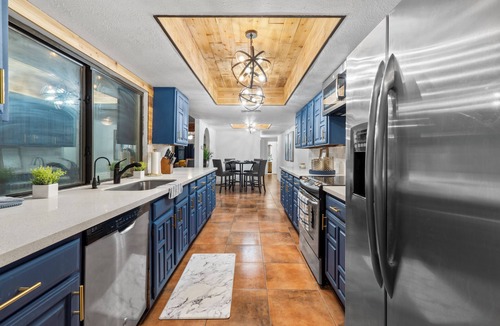 Mission Bend House | 3 bed home with Luxury Hot Tub, Deck, Wifi and Arcade Games