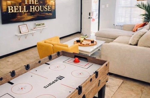 Greater East End House | 3 Bed room Cozy & Stylish Game Area Backyard Hangout