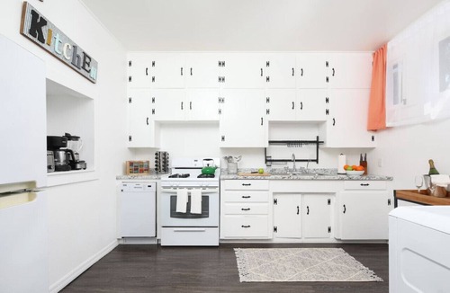 Golden Hill House | 3 Bedroom 2 Bath House with Parking - 10 Guests