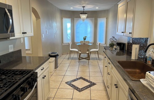 Mid-Wilshire House | 3-bedroom 3 bathroom house in awesome location - Los Angeles with AC, WiFi