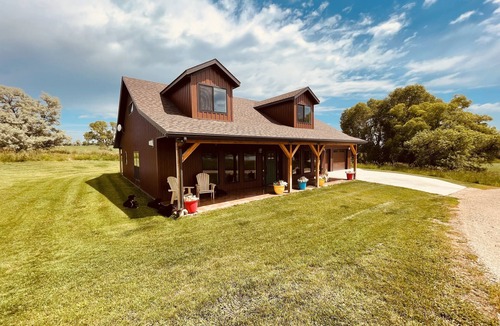 Sheridan House | 3 bedroom guest house with mountain views in Big Horn, Wyoming