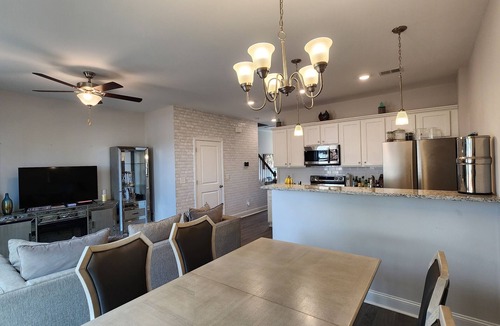 Huntcliff House | 3-bedroom townhome in terrific Elgin with AC, WiFi