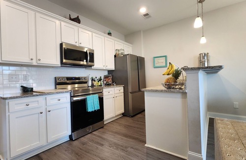 Huntcliff House | 3-bedroom townhome in terrific Elgin with AC, WiFi