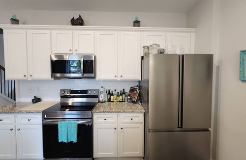 Huntcliff House | 3-bedroom townhome in terrific Elgin with AC, WiFi
