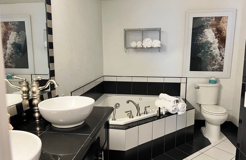 Watford City Apartment | 3 Bedroom with Jacuzzi and daily breakfast!