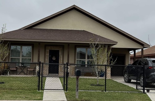 Brownsville House | 3 bedrooms 2 1/2 bathrooms sleep 7 people