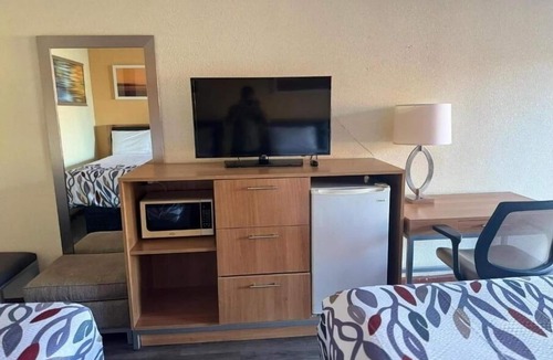 St. George Hotel | 3 Budget Rooms Near Dining – Flat-Screen TV & Comfort for Road Trippers