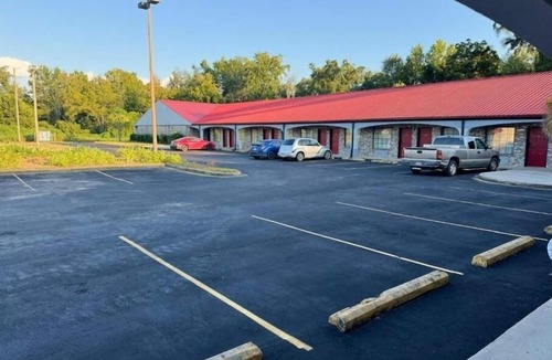 St. George Hotel | 3 Budget Rooms Near Dining – Flat-Screen TV & Comfort for Road Trippers