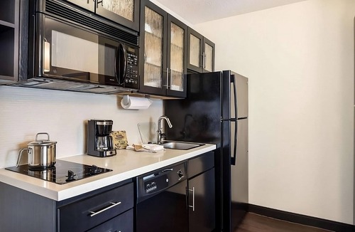 North Olmsted Hotel | 3 Convenient Units Perfect for Families & Groups, Pets are Allowed