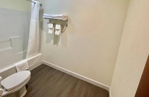 Cuero House | 3 Double Rooms at FairBridge Inn & Suites Cuero, Bring Your Pets!