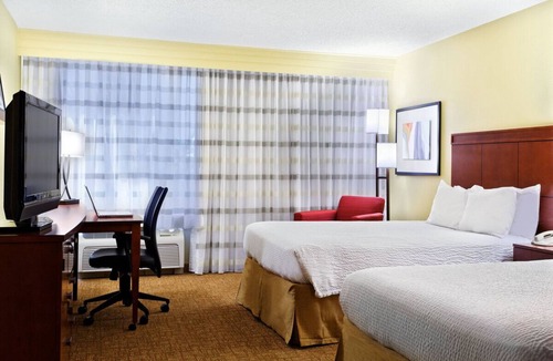 Brookhollow Hotel | 3 Family-Friendly Stay Near Houston's Top Attractions - Downtown Aquarium