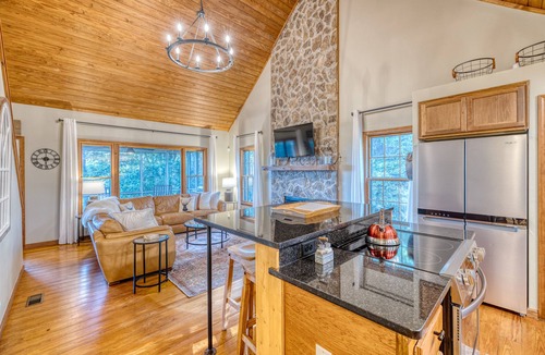 Walnut Mountain Cabin | 3 Master Suites, Hot tub, dog friendly, Long Rang Mountain Views