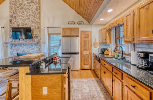 Walnut Mountain Cabin | 3 Master Suites, Hot tub, dog friendly, Long Rang Mountain Views