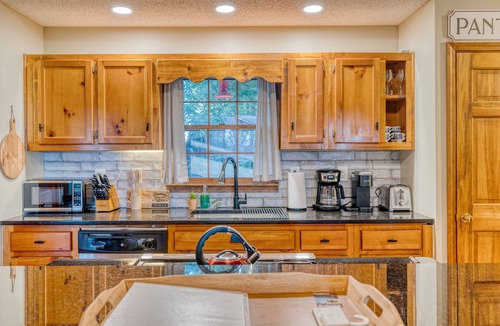 Walnut Mountain Cabin | 3 Master Suites, Hot tub, dog friendly, Long Rang Mountain Views