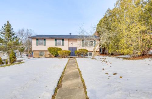 Bath House | 3 Mi to Cuyahoga Valley NP Fairlawn Family Home!