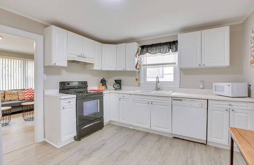 Greensboro Cottage | 3 Mi to Dtwn Greensboro! Cozy Cottage w/Deck