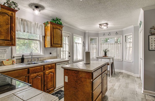 Lexington Cottage | 3 Mi to Marina: Quiet Getaway w/Deck in Lexington