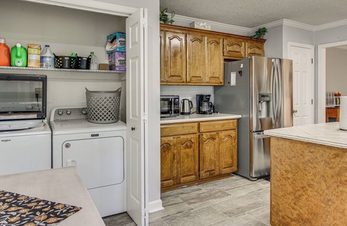 Lexington Cottage | 3 Mi to Marina: Quiet Getaway w/Deck in Lexington