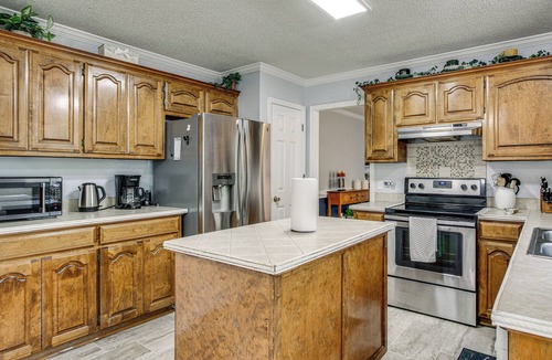 Lexington Cottage | 3 Mi to Marina: Quiet Getaway w/Deck in Lexington