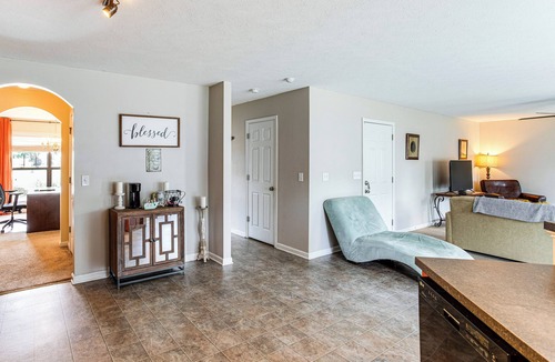 Huntcliff House | 3 Mi to Village at Sandhill: Family Home w/Yard!