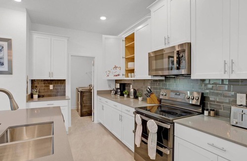 Bay Lake Villa | 3 Miles Disney/Games Room/PS4/3 Themed Bedrooms/Private Pool/ON STOREY LAKE Wifi