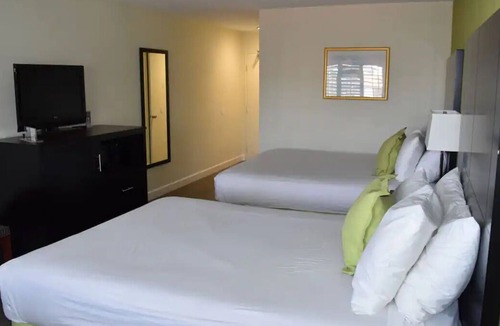 Old Town House | 3 Modern Units Near Mission Bay Aquatic Center! w/ FREE Breakfast! Parking