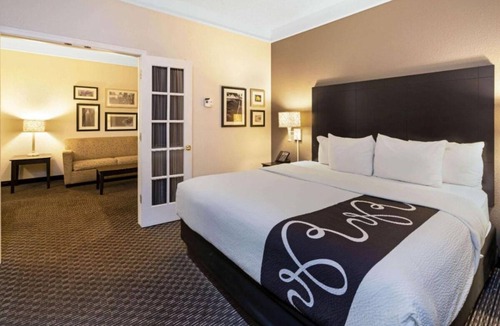 Superstition Springs House | 3 N/S King Bed One-Bedroom w/ Pool View at La Quinta Inn & Stes by Wyndham Mesa