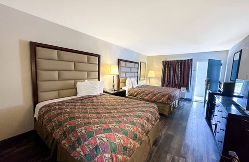 Ridgeway Hotel | 3 Pet-Friendly Rooms near I-77 in Ridgeway | Free Parking & Seasonal Pool