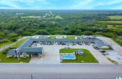 Three Rivers Apartment | 3 Queen Bed | Three Rivers TX
