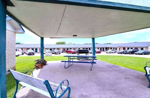 Three Rivers Apartment | 3 Queen Bed | Three Rivers TX