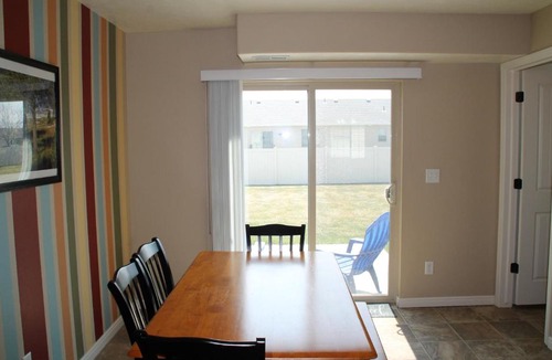Ammon House | 3 queen beds, 1 twin bed, 2 rooms, 1 and a half bath, self check-in, flexcation equipped