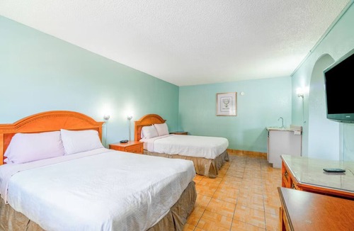 Harlingen Hotel | 3 Relaxing Rooms Near Sweet Spot Frozen Yogurt - Steps From Downtown