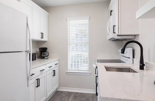 Galveston Hotel | 3 Spacious Villas w/Full Kitchen + Sports Courts | Near Galveston Island Beach