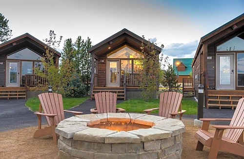 West Yellowstone Hotel | 3-Star Hotel ∙ Explorer Cabins at Yellowstone