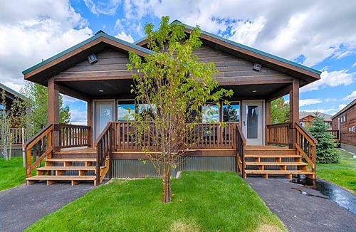 West Yellowstone Hotel | 3-Star Hotel ∙ Explorer Cabins at Yellowstone
