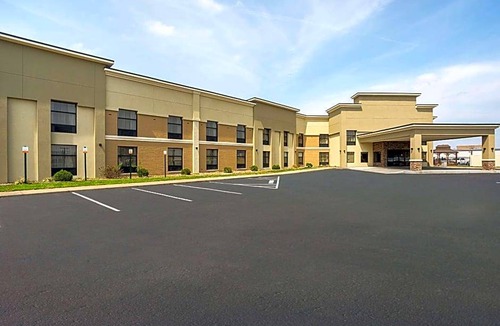 Evansville Hotel | 3-Star Hotel ∙ Clarion Inn & Suites