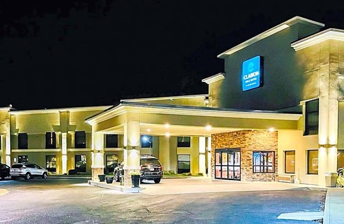 Evansville Hotel | 3-Star Hotel ∙ Clarion Inn & Suites