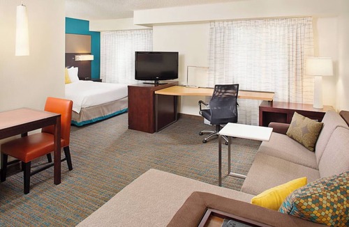 Livonia Hotel | 3 Studio Queen Rooms at Residence Inn Detroit Livonia - Kitchen + Free Breakfast