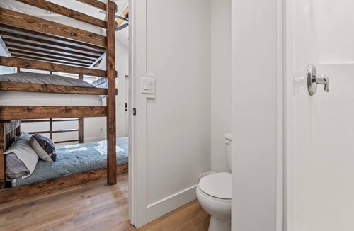 St. Charles Cabin | #3 Wild West Cabin! Newly Remodeled! AC! Sleeps 4!
