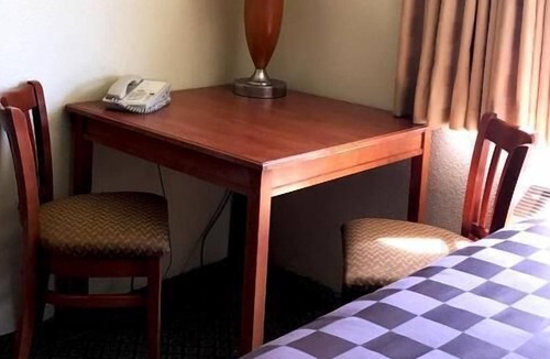 Kellogg House | 3 x Non-Smoking Queens at FairBridge Inn & Suites Kellogg